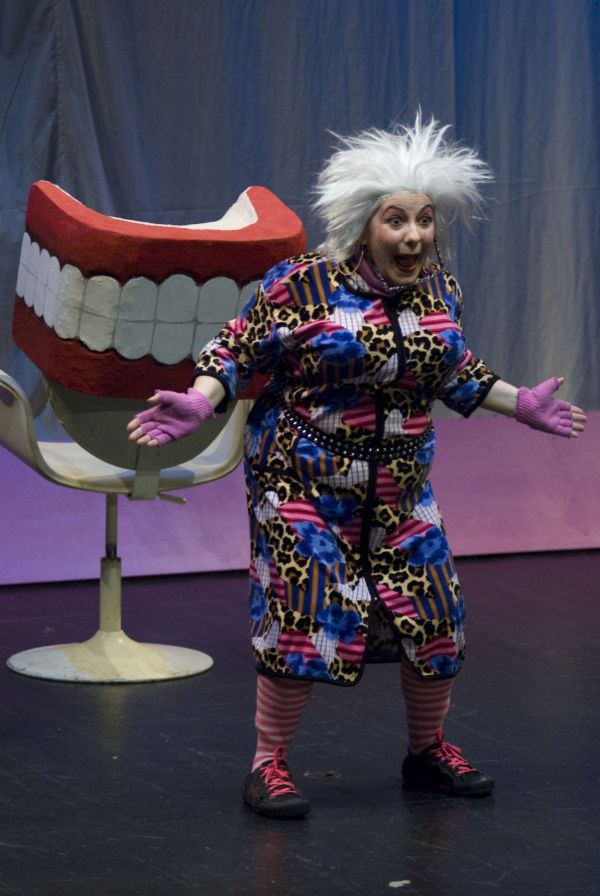 Women_with_their_gums_02